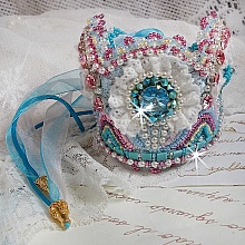 Bracelet Beauty Alicia Blue manchette Haute Couture brod&eacute; avec des cabochons en Cristal et R&eacute;sine, chatons Cristal, facettes, dentelle Blanche et Bleu, rubans et rocailles pour un style contemporain